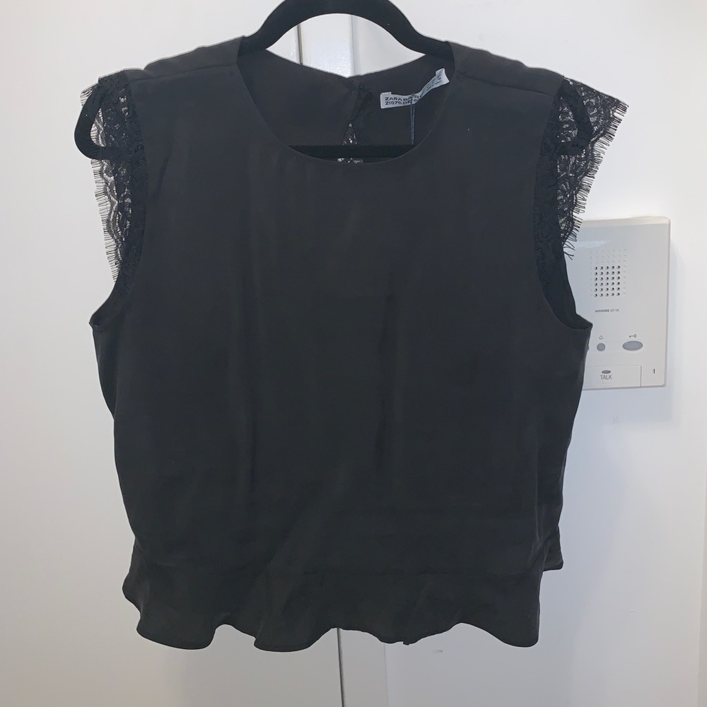 Classy & fun cropped ruffle top